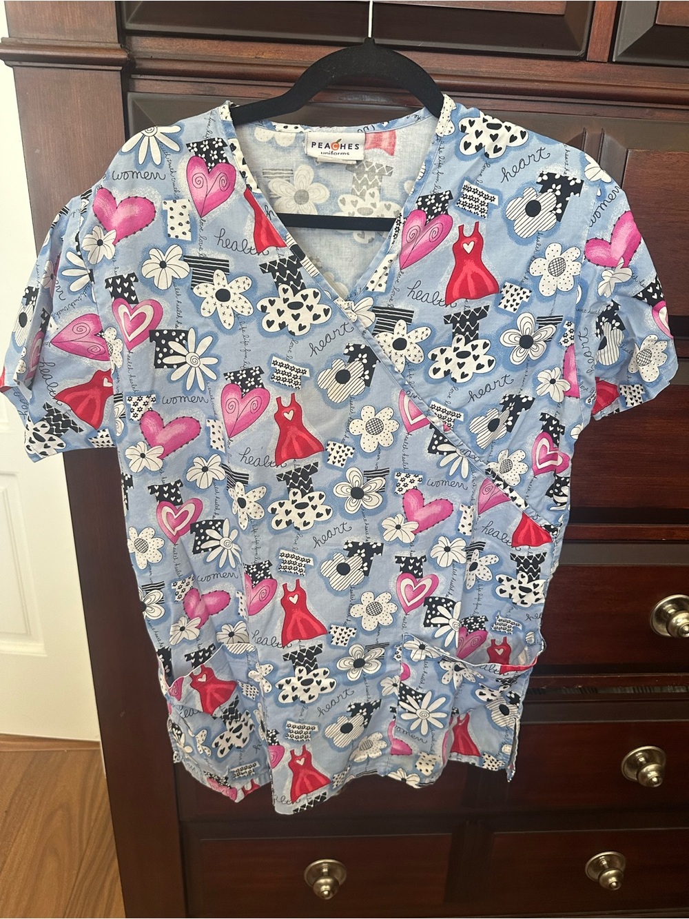 Peaches Uniforms Womens Sm Light Blue Heart & Dress Print Scrub Top